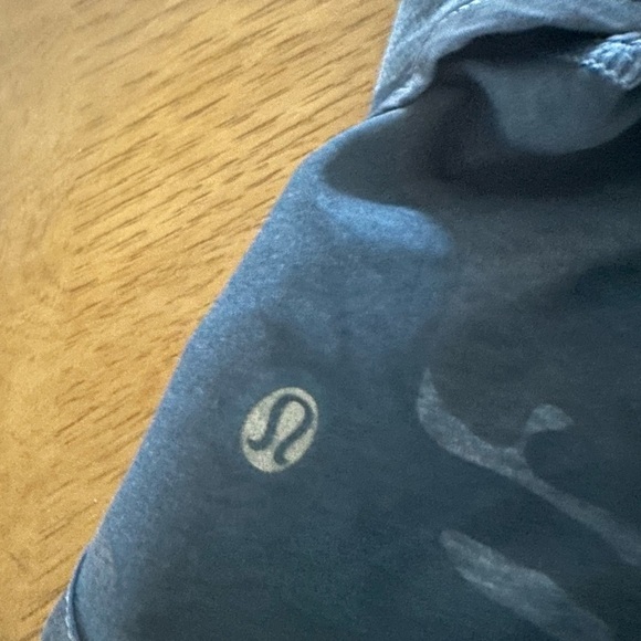 Women Lululemon Size 4 Blue Camo Shorts 2" Inseam Inner Pocket Yoga Exer… - Picture 10 of 12